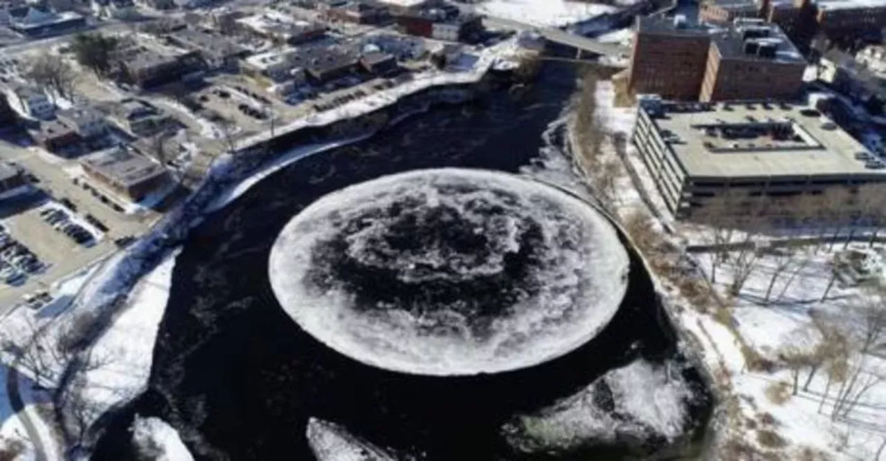 This giant iceberg spins on itself like a disk!