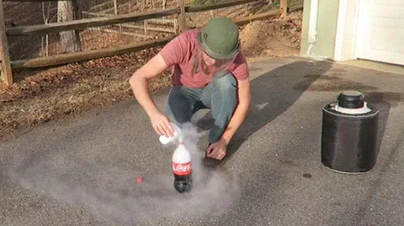 Mixing Cola-Cola with liquid nitrogen