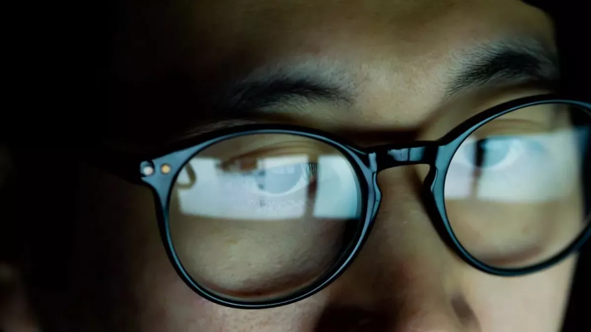 Blue lights from screen could reduce our life expectance