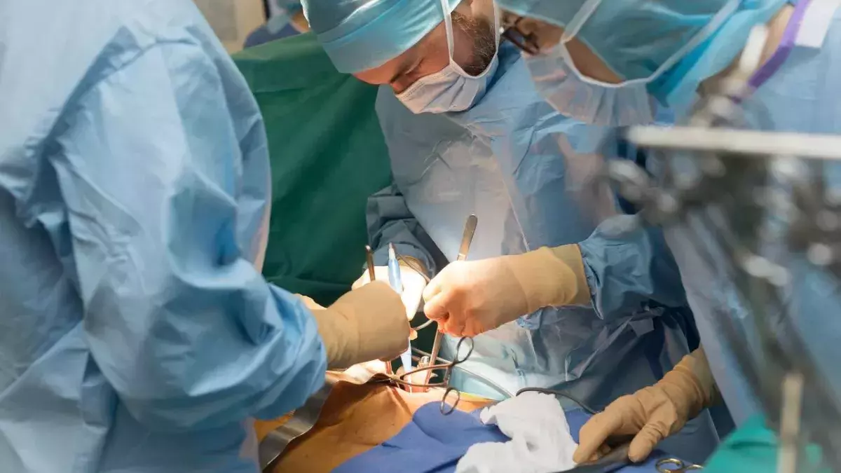 Doctors remove 156 kidney stones from man’s stomach