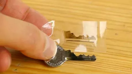 Duplicate your keys for free with this simple trick!