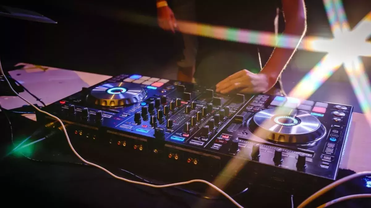 England drops COVID vaccine passports for nightclubs