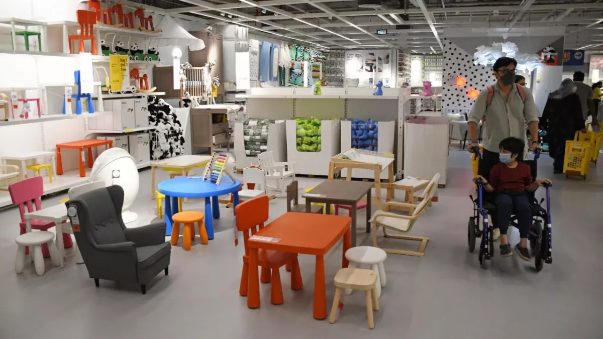 Glasgow police forbids 3,000 people from having a giant Ikea hide-and-seek