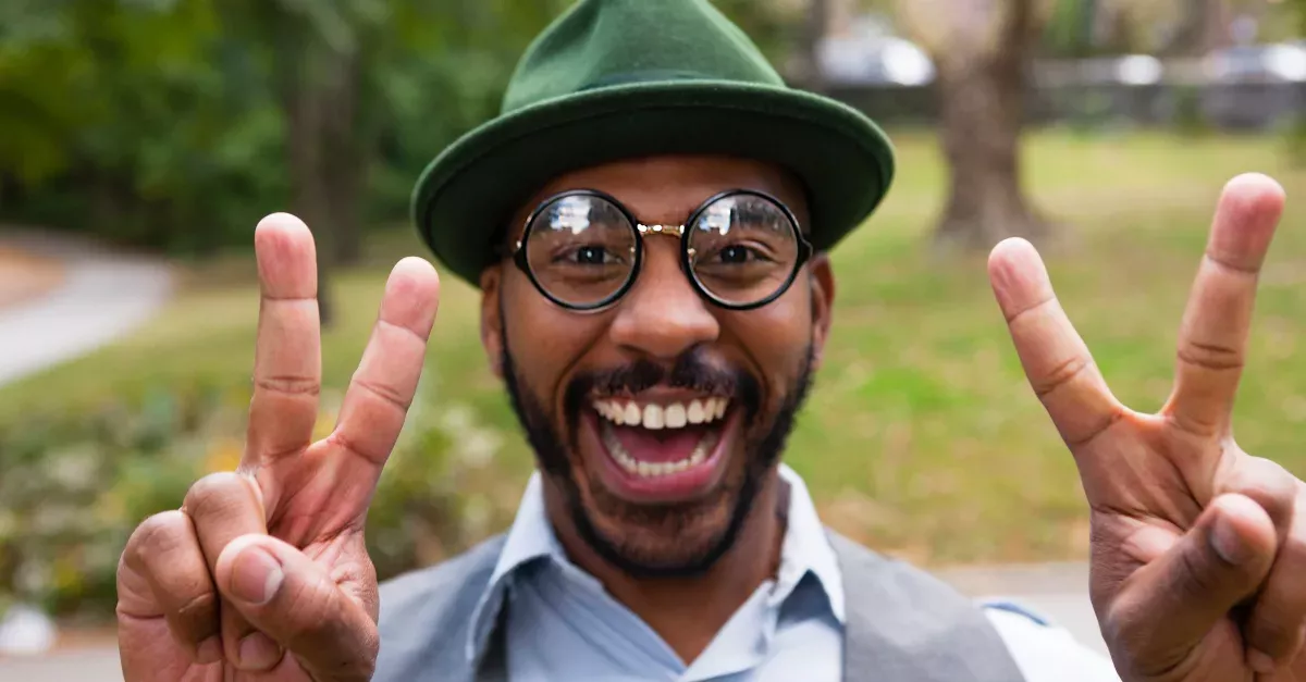 Here's Why You Shouldn't Make The ‘V Sign In Photos Anymore