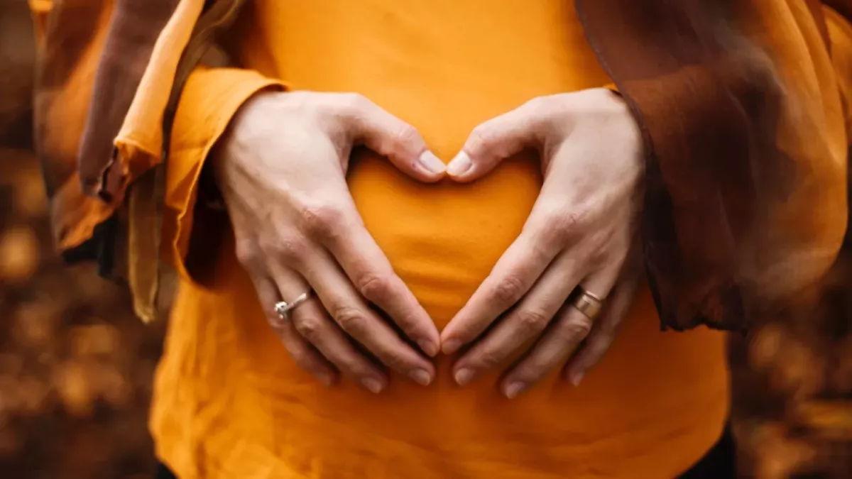 Husband takes photo of pregnant wife at the most perfect moment