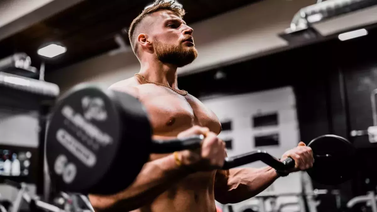 Personal trainer completely transforms after gaining 60 pounds