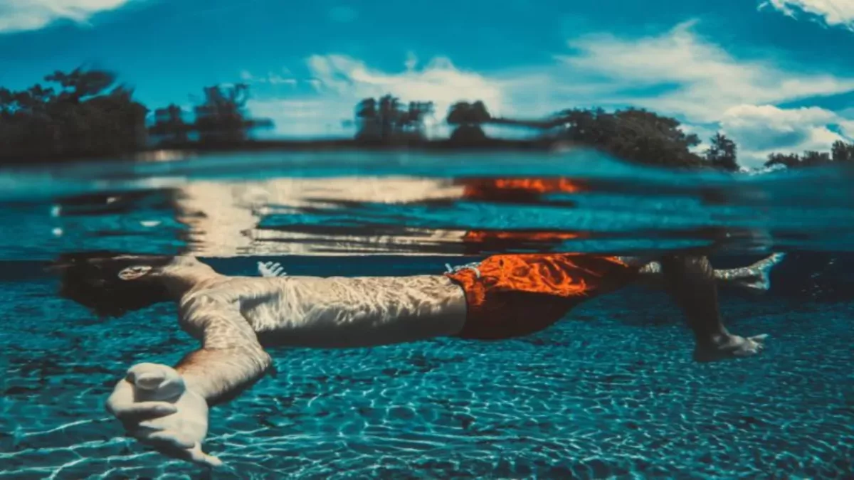 A photo reveals a close call when a man overlooks a dangerous detail in the water 