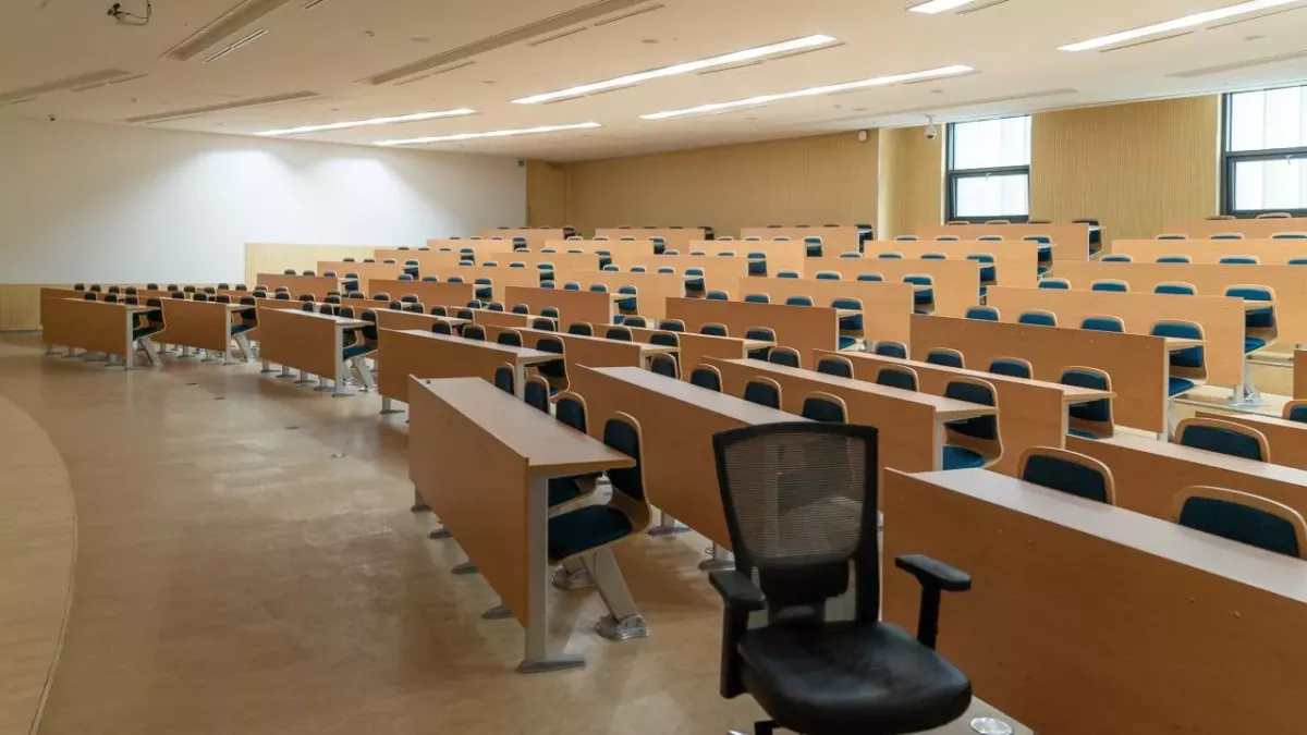 Schools might only reopen until after easter holidays 