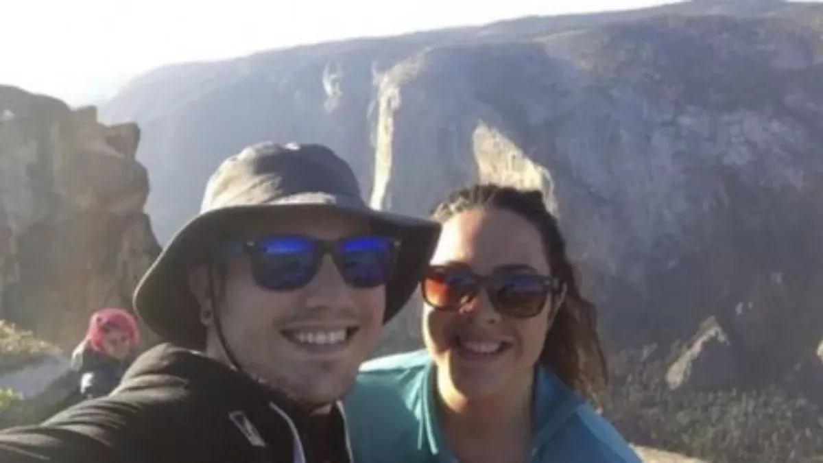This selfie actually turned out to contain an incredibly tragic photobomb 