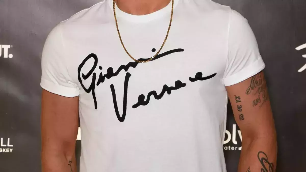 Study reveals wearing flashy branded clothing turns women off 