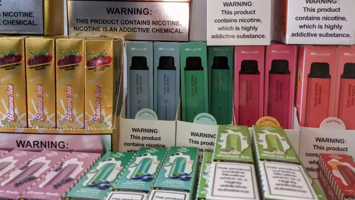 Teenagers cough up blood after using illegal vapes