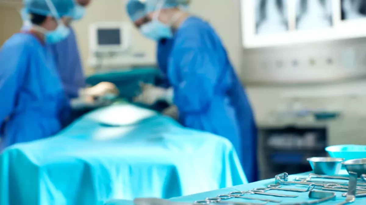 This woman is forced to live with a ‘shark hand’ after an operation