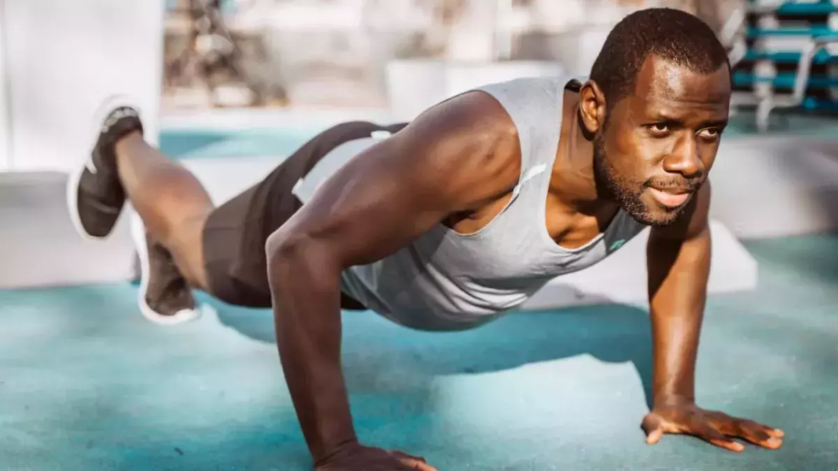This is what happens to your body when you do 300 push ups everyday for a month