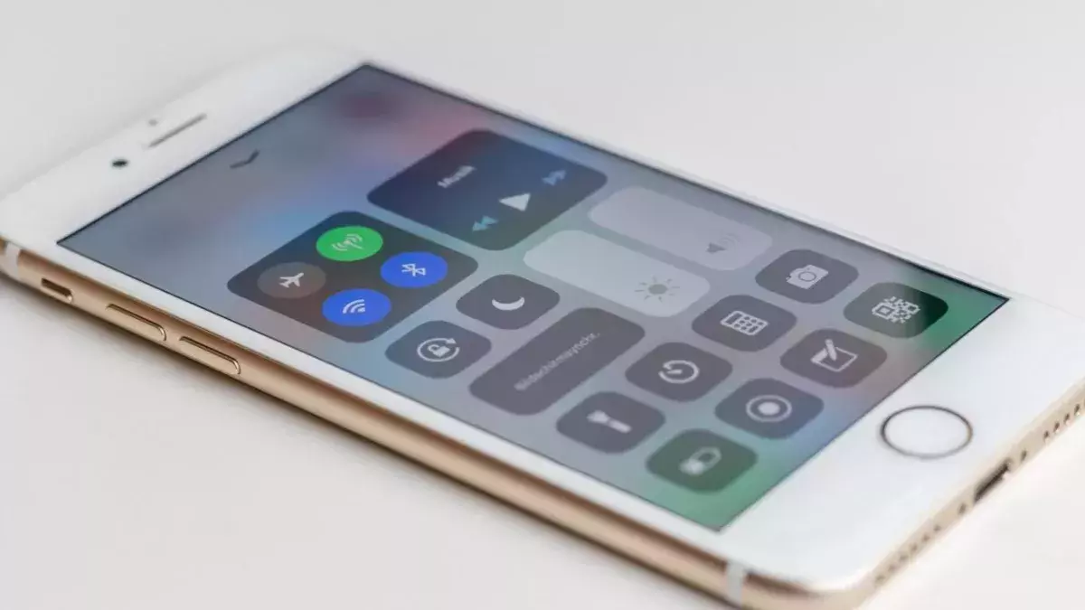 Apple: People are going crazy for this secret iPhone emoji trick 