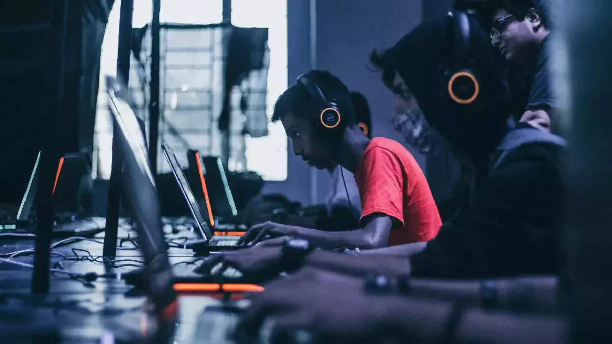 This man plays video games for over 200 years and breaks the world record