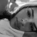 This Photo Of Emily Ratajkowski Has Fans Worried