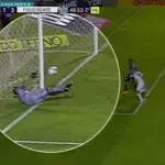 Un gardien brésilien utilise son filet pour arrêter un but (VIDEO)