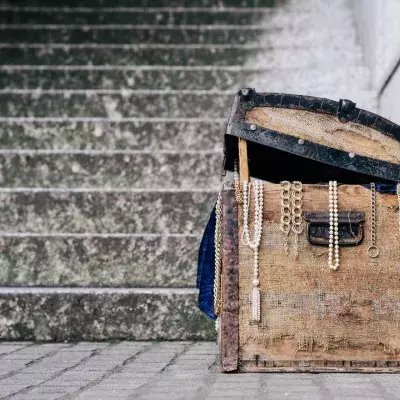 Man discovers a millionaire's buried treasure after 10 years 