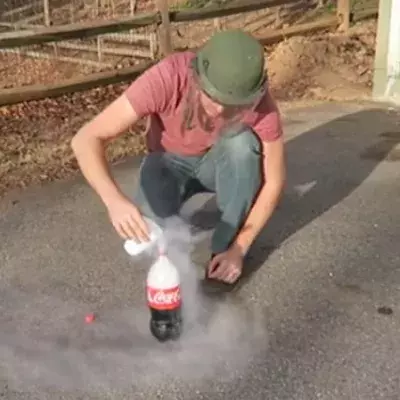Mixing Cola-Cola with liquid nitrogen