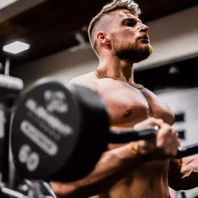 Personal trainer completely transforms after gaining 60 pounds