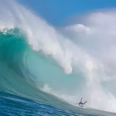 Portuguese surfer Alex Botelho survives horrific big wave accident (Video)