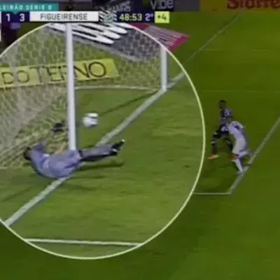 Un gardien brésilien utilise son filet pour arrêter un but (VIDEO)