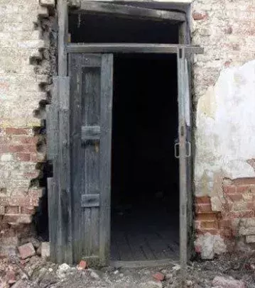 The broken door: you’re intelligent and are really good at analyzing situations. You have emotional barriers but you’re ready to break them down. You’re looking for emotional satisfaction in life.