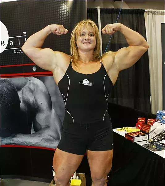 9. Becca Swanson: the only woman in the world to do a squat weighing over 800 pounds (365 kilos).