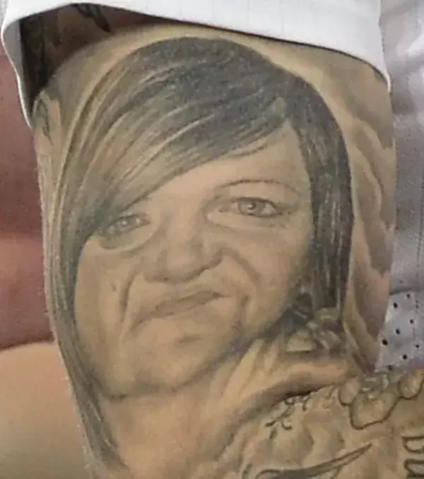 The young Englishman Ryan Mason has this portrait of a woman, probably his mother, on his arm...